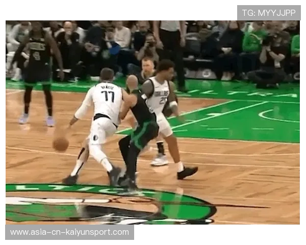 NBA球星后仰跳投如教科书般优雅——篮球艺术的极致演绎